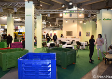 Cassoni di diversi colori nello stand Palbox.