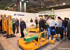 Macchinari e attrezzi per la lavorazione del terreno e per la raccolta nello stand Psenner.