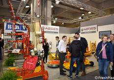 Aedes: macchinari e attrezzi per la lavorazione del terreno e per la raccolta.