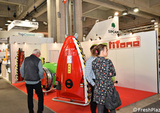 Tifone: macchinari e attrezzi per la cura delle piante.