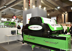 Nello stand Maf Roda, macchine per l'imballaggio, etichettatrici, impianti di cernita, svuotamento e riempimento casse, macchine per la lavorazione della frutta e per la calibratura.