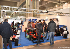 Attrezzi e macchinari per la cura delle piante, la lavorazione del terreno, la raccolta presso lo stand della Vimas.