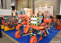 Oliver Agro: macchinari e attrezzi per la lavorazione del terreno, per la cura delle piante e per la raccolta.