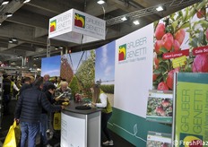 Il grande stand dei vivai Gruber Genetti