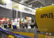 Veduta dello stand Unisorting, con il macchinario Apples Sort in primo piano.