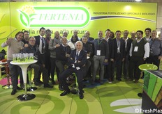 Per la ditta Fertenia, specialista in concimi e fertilizzanti, la fiera di Bolzano è stata anche l'occasione per un meeting con l'intera rete vendite per presentare il nuovo catalogo prodotti e anche per visitare la manifestazione. Al centro della foto, in prima fila, il proprietario e amministratore unico Roberto Conza.