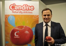 Ilenio Bastoni direttore di Apofruit mostra la mela Candine. Si tratta di un incrocio tra Fuji e Ariane ed è stata sviluppata da Regal'In. Sarà commercializzata per l'Italia da Apofruit e per la Francia da Blue Whale (leggi precedente notizia).