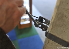 Tendifilo semplificato grazie a un bullone e una chiave del 13