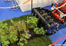 Forigo con questa macchina lavora il terreno e semina entro la carreggiata della trattrice