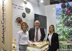 Advice Consulting agevola la realizzazione di frutteti nei Paesi dell'est, facendo rete fra le aziende. Da sinistra Valentina Zuffa, Angelo Mazzanti e Elionora Nistor