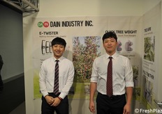 Dal Vietnam piccoli accessori per piegare i rami produttivi e favorire la differenziazione delle gemme a fiore: Gang Hoon e Gyeong Rahk