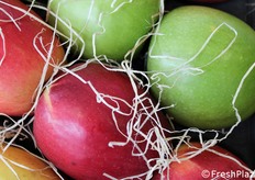 diverse varietà di mele in esposizione