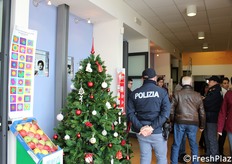 Ingresso alla sala, presidiata dalle Forze dell'Ordine