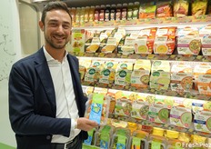 Andrea Battagliola de La Linea Verde mostra uno degli ultimi prodotti presentati, le verdure cotte