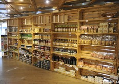 Panoramica dei prodotti in vendita, tutto a base di mele ovviamente