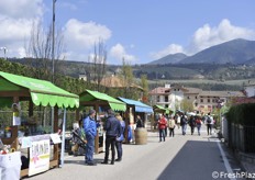 Alcuni degli espositori di prodotti locali