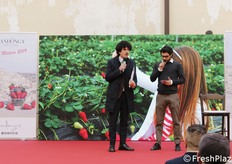 A sinistra, Dino Paradiso, comico e cabarettista lucano. A destra, Roberto Mele, presidente dell'associazione di promozione sociale Officine Creative Lab che ha coordinato l'organizzazione dell'evento