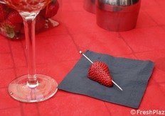 Preparazione delle fragole per la realizzazione di cocktail alcolici e analcolici a cura della Federazione Italiana Barman.
