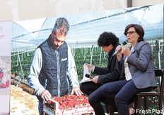 La manager Suriano mentre spiega l'attività e le strategie di marketing adottate dal Club Candonga.