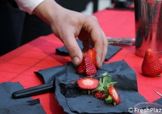 Fragola Candonga durante la preparazione del cocktail.