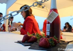 L'aperitivo Rossini realizzato con succo e polpa di fragole Candonga.