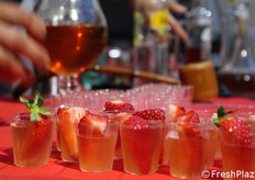 Assaggi di cocktail alcolico a base di fragole Candonga.