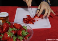 Preparazione della Tartara di Fragola Cangonga. Mauro Niso, ricercatore universitario presso l'Università degli studi di Bari, docente del corso di Chimica degli Alimenti e foodblogger per passione, ha preparato in diretta delle ricette con l'impiego di fragole.