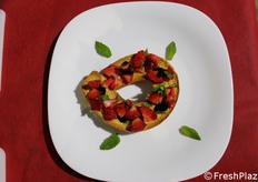 Frisella con olio Evo, menta, glassa di aceto balsamico e fragole Candonga