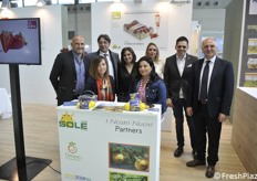 Foto di gruppo fra Coop Sole, Lemon Group e Divano kaki