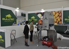 Ruggero Ricci mentre illustra la macchina selezionatrice di Bulltec