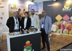 Sicilio rappresenta il marchio fra i migliori fichi d'india. Da sinistra Salvatore Bua, Andrea Liberi, Pietro Bua, Domenico di Stefano