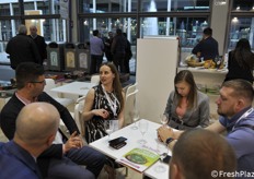 Evgenia Kravkenco con una delegazione estera