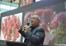 Il professor Mezzetti spiega i dettagli del Simposio Fragola 2020