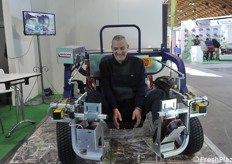 Aurenzo Bagioni sempre allegro su una delle sue macchine per asparagi