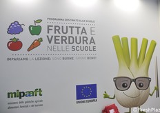 I manifesti ci sono... la frutta nelle scuole un po' meno... 