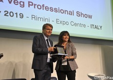 Renzo Piraccini premia la direttrice di Coop Maura Latini
