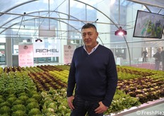 Gianluca Rossi con la sua lattuga prodotta in idroponica a marchio Ninfa