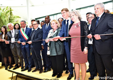 Il momento del taglio del nastro