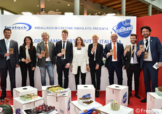 Per la presentazione di "Spettacoli alla Frutta" del Consorzio Bestack, da sinistra: Davide Veglia (Ortofruit Italia), Claudia Iannarella (Nunhems - Perla Nera, Mundial, Violì), Michele Laporta (OP Agritalia - Viviana), Stefano Giorgetti (Apofruit - Solarelli), Elena Secchi (Syngenta - iLcamone), Elisa Zani (Granfrutta Zani - Metis), Davide Drei (Valfrutta), Moreno Armuzzi (Jingold), Claudio Dall'Agata (Bestack)