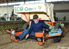 Dimostrazione della macchina elettrica per raccogliere asparagi proposta da ECO Green a Macfrut in Campo