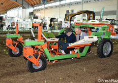 Dimostrazione della macchina elettrica per il trapianto proposta da ECO Green a Macfrut in Campo