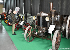 Trattori d'epoca attorno a Macfrut in Campo: tecnologie di un secolo fa che sembrano osservare le più recenti