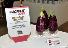 La melanzana striata SAT 18113 F1 proposta da L'Ortolano S.r.l. che, rispetto alle altre varietà di questa tipologia, si adatta molto bene non solo al ciclo primaverile estivo, ma anche a quello invernale grazie all'ottima resistenza alle basse temperature