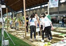 Giovani studenti si cimentano nel ritratto degli impianti dell'AcquaCampus