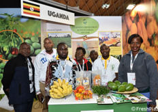 Foto di gruppo allo stand dell'Uganda