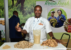 Zenzero fresco, essiccato e in polvere nello stand della Tanzania