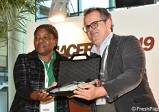 Il momento della consegna di uno strumento TR Turoni alla rappresentante della Zambian Women Cooperative Association da parte di Enrico Turoni