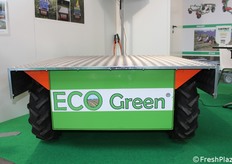 Trattorino elettrico della linea Helpy per il trasporto e il traino di treni di bins per frutta.