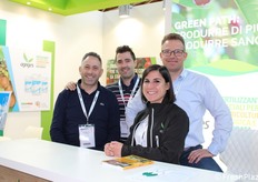 Medaglia d'argento ad Agriges nell'ambito del Macfrut Innovation Award per I'm calcio, una miscela di microelementi (boro e zinco) in formulazione crema. Da sinistra a destra: Tullio Santagata, Giulio Loreggian, Sara Costa e Alberto Pastorella.