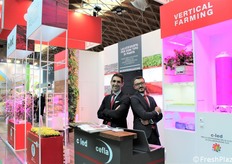 Mattia Accorsi e Fabio Minguzzi in posa per C-Led, con le soluzioni portate in fiera. Tra le novità, l'effetto delle luci a Led per la crescita e lo sviluppo delle alghe all'interno di sistemi chiusi e protetti, quali i fotobioreattori.